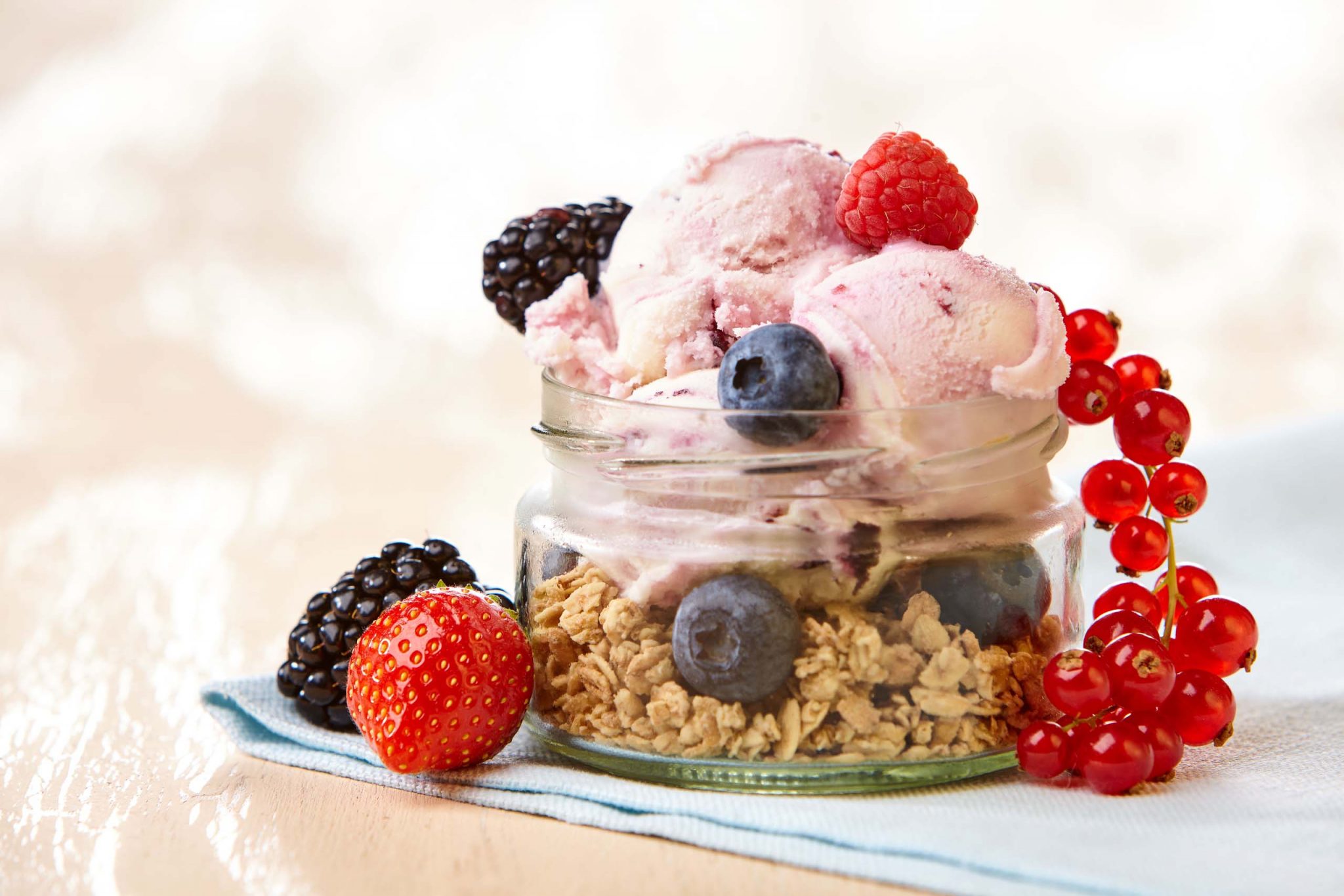 Joghurt-Heidelbeer-Eis auf Crunch Müsli mit Früchten